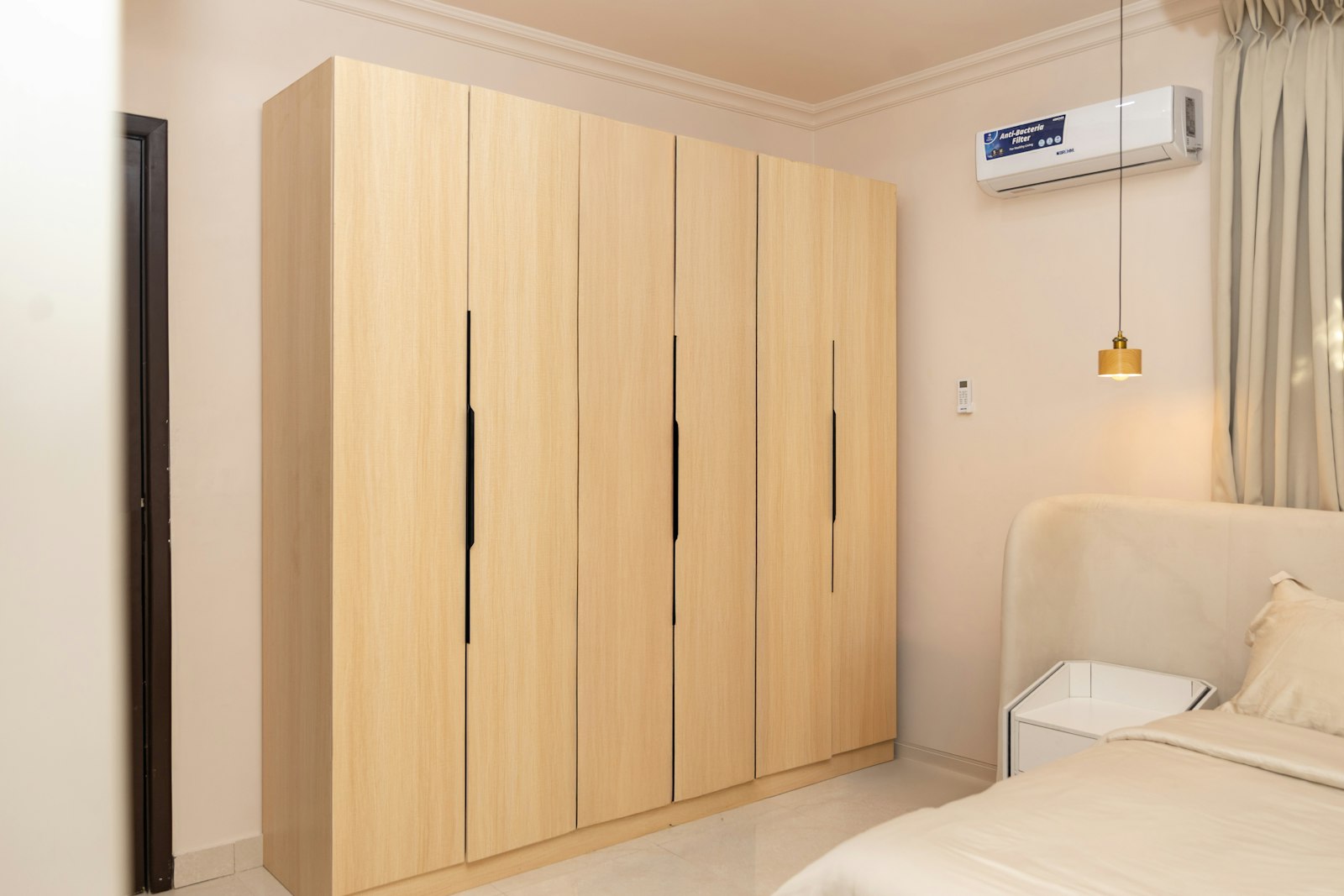 Heller Einbauschrank mit Echtholzfronten im Schlafzimmer