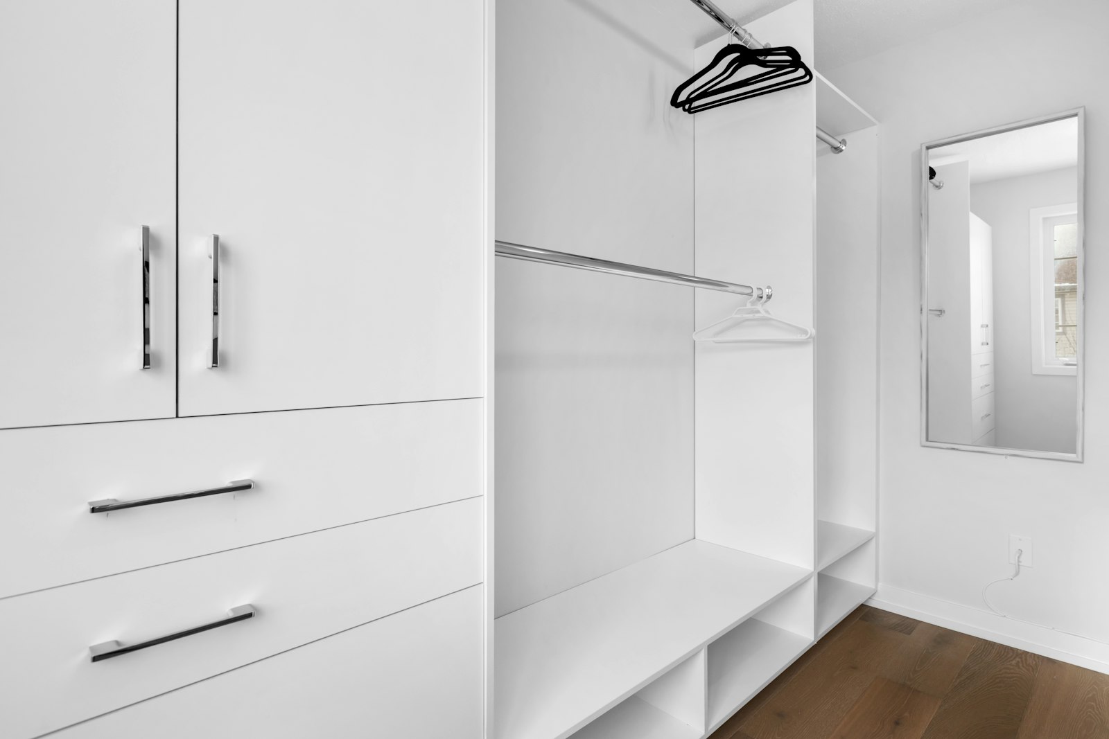 Minimalistischer weißer Einbauschrank mit Kleiderstange