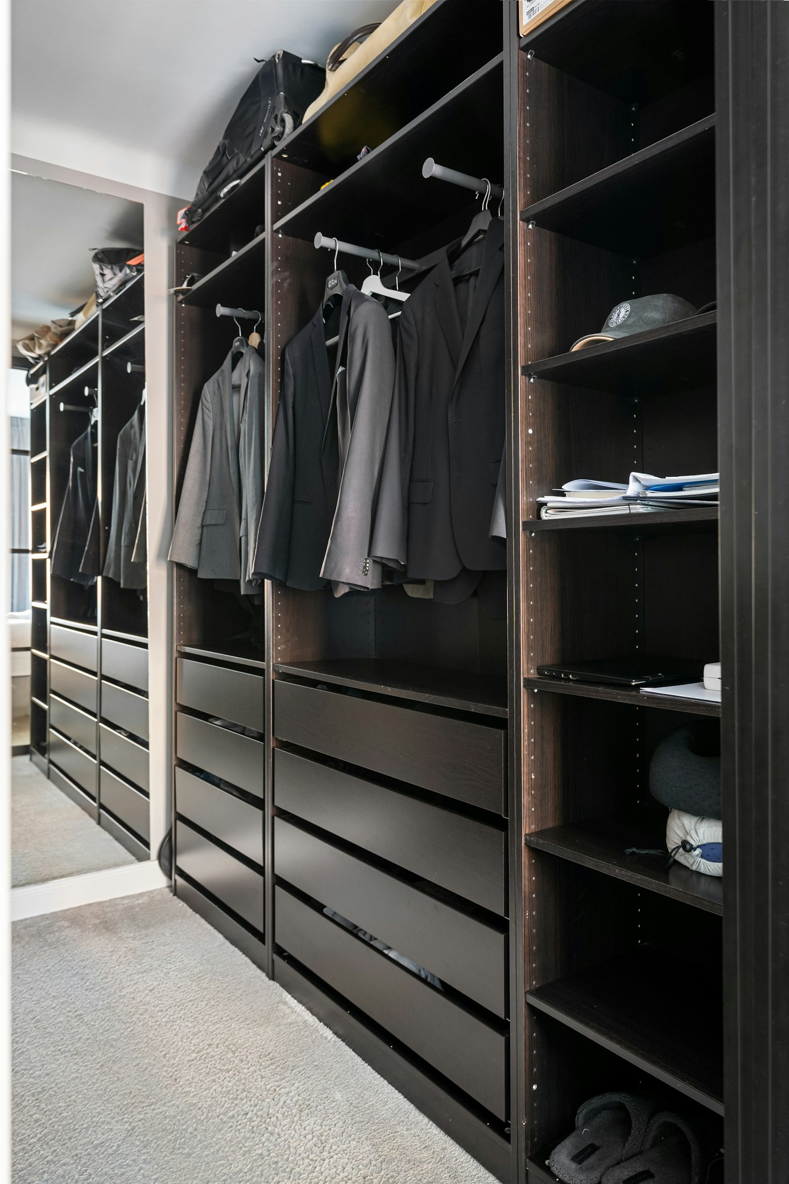 Begehbarer Einbauschrank mit offenen Fächern, Auszügen und Kleiderstange